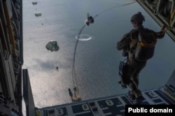 Operadores de Tácticas Especiales de la Fuerza Aérea, asignados a la 21ª Ala de Operaciones Especiales, realizan entrenamiento de salto.